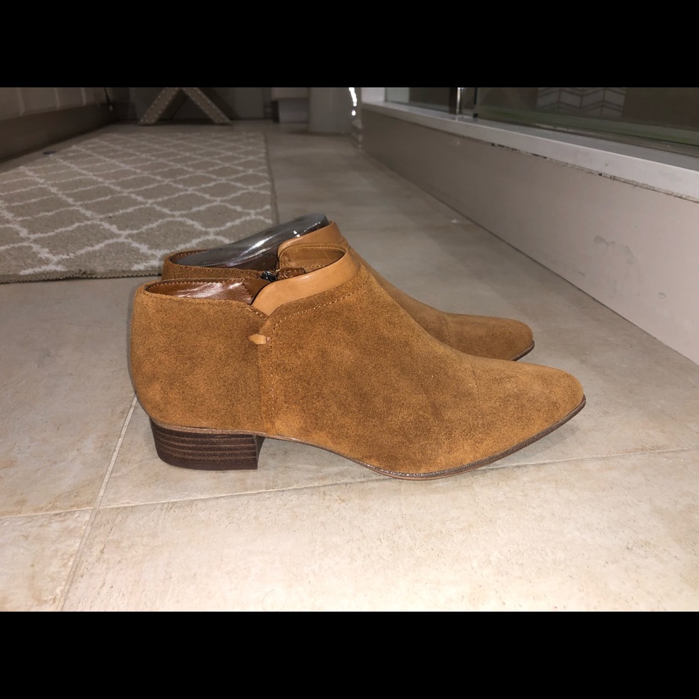 Vince Camuto suede pointed toe bootie size 7.5